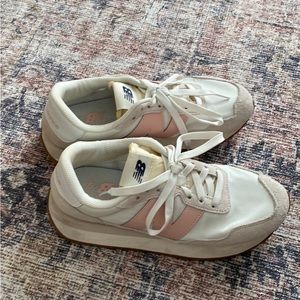 New balance…super cute…only worn a few times!
